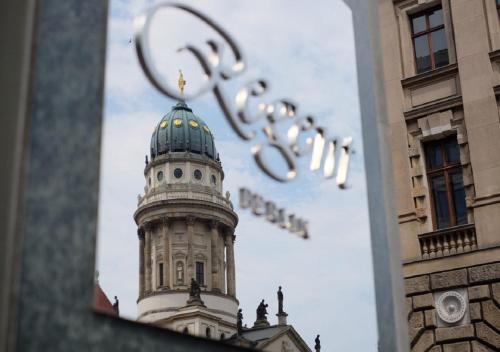 une photo d'un bâtiment avec une tour d'horloge dans l'établissement Regent Berlin, an IHG Hotel, à Berlin