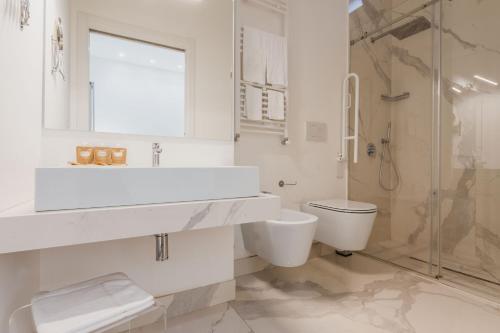 e bagno con lavandino, servizi igienici e doccia. di RG7 Apartments a Catania