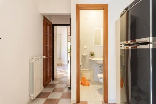 La salle de bains est pourvue d'une douche et de toilettes. dans l'établissement La Pomelia di Giò, à Mondello