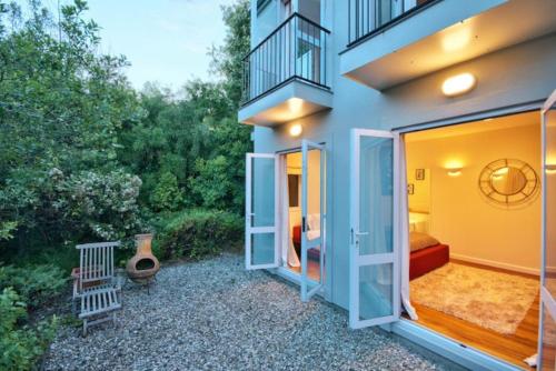 皇后鎮的住宿－Matau Crest - Luxury Retreat，一座带大玻璃门和阳台的房子