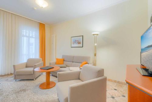 ein Wohnzimmer mit einer Couch und einem Tisch in der Unterkunft Villa Seestern Whg. 760 in Binz