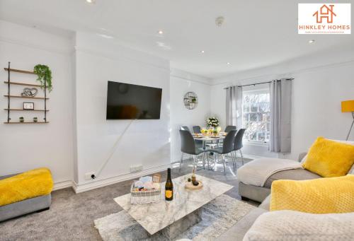 uma sala de estar com um sofá e uma mesa em The Highstreet Retreat - Luxurious, Central & Spacious! By Hinkley Homes Short Lets & Serviced Accommodation em Bridgwater
