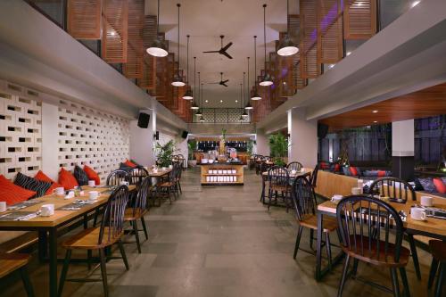 Restaurace v ubytování Hotel NEO+ Kuta Legian by ASTON
