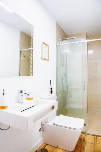 Beautiful spacious two bed facing the Ocean!