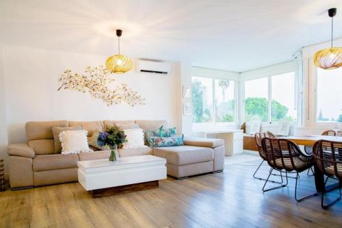 Beautiful spacious two bed facing the Ocean!