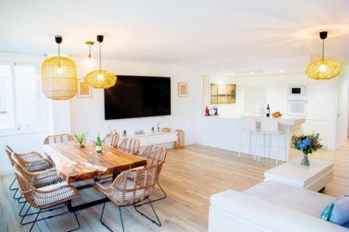 Beautiful spacious two bed facing the Ocean!