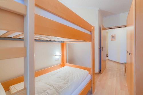 - une chambre avec 2 lits superposés et un couloir dans l'établissement Villa Elfeld 2 Whg_ 718, à Binz