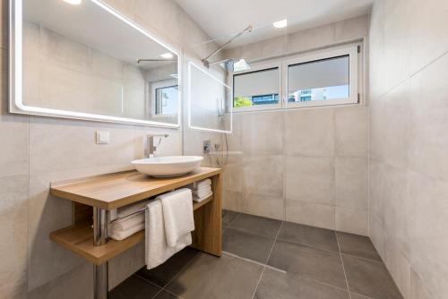 a bathroom with a sink and a mirror at Karl und Anton Boutique Apartments in Vienna