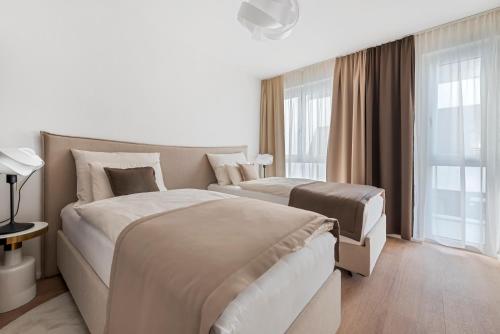 a hotel room with two beds and a window at Karl und Anton Boutique Apartments in Vienna