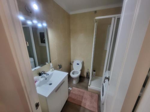 Koupelna v ubytování Habitaciones con baño compartido en bonito Apartamento en Badalona