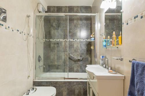 y baño con ducha, aseo y lavamanos. en Habitación Verde en Buenos Aires