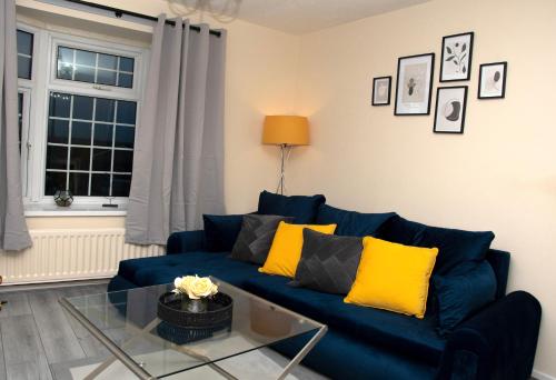 Χώρος καθιστικού στο XB Property - Comfy house perfect for families contractors relocators