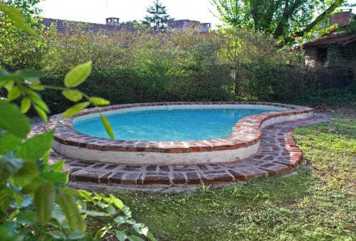 una piscina con un ladrillo alrededor en El Remanso en Villa General Belgrano