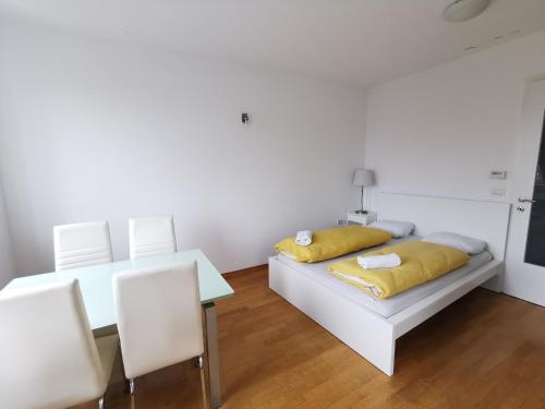 1 dormitorio con 1 cama, mesa y sillas en Trnovo apartment with free parking en Liubliana