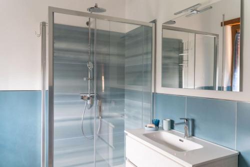a bathroom with a shower and a sink and a mirror at Grazioso appartamento a due passi dal mare in Minturno