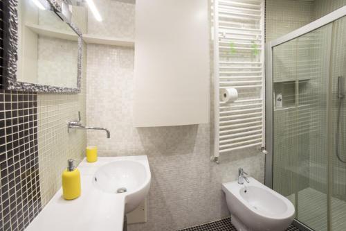 ein Bad mit einem Waschbecken, einem WC und einer Dusche in der Unterkunft La Vida by Venicevillas in Venedig