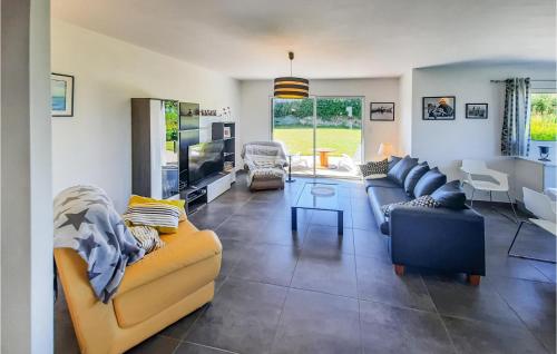 un salon avec deux canapés et une télévision dans l'établissement Holiday Home Lilia Plouguerneau With Sea View 02, à Plouguerneau