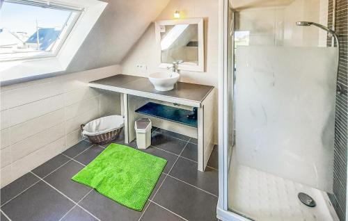 a bathroom with a sink and a shower at Stunning Home In Plouguerneau With 4 Bedrooms And Wifi in Plouguerneau