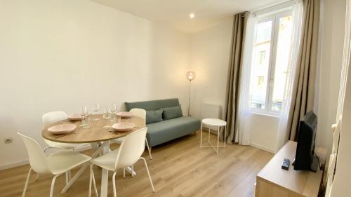 un salon avec une table, des chaises et un canapé dans l'établissement L'escapade, au Crotoy