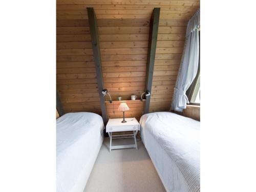 BrodersbyにあるSchöne Aussichtのテーブル付きの小さな部屋のベッド2台