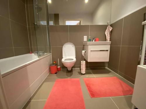 ein Badezimmer mit Toilette, Waschbecken und Badewanne in der Unterkunft 1+1 Modern flat next to Sutton train station in Sutton