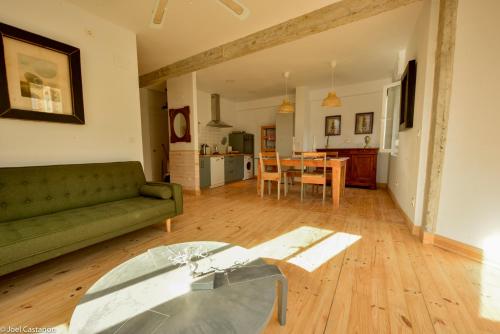 sala de estar con sofá verde y mesa en Bermeo Vintage Flat Ideal parejas, en Bermeo