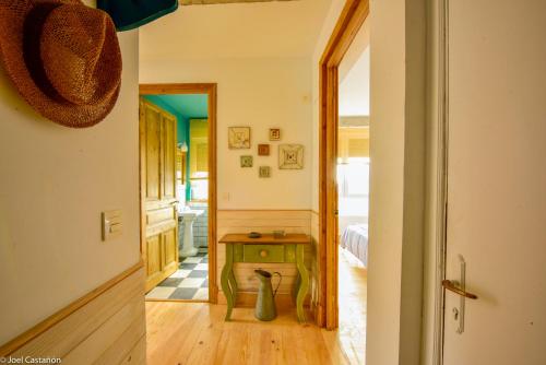- un couloir d'une maison avec une table dans l'établissement Bermeo Vintage Flat Ideal parejas, à Bermeo