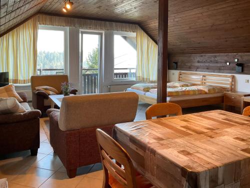 een kamer met een bed en een tafel en stoelen bij Apartments Franc in Bled