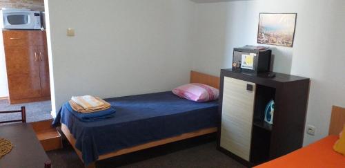 Een bed of bedden in een kamer bij Apartment Matkovic