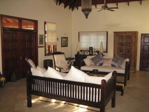 聖喬治的住宿－Bartholomew Villas，客厅配有两张沙发和一张沙发