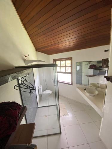 a bathroom with two sinks and two toilets at Pousada Bahia Boa in Marau