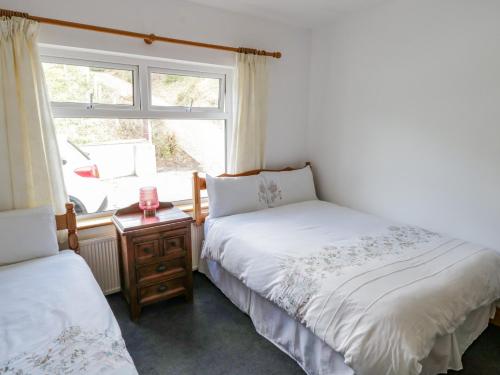 um quarto com 2 camas e uma janela em Castle Demesne House em Clifden