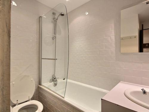 une salle de bain avec une douche, des toilettes et un lavabo dans l'établissement Studio 3 pers. avec balcon, pied des pistes, galerie commerciale - Résidence Chamois, Aime 2000 - FR-1-455-19, à Aime La Plagne