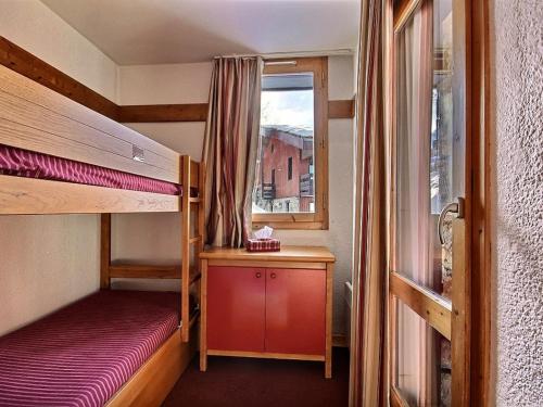 a small room with two bunk beds and a window at Studio-cabine 4 pers, proche pistes et commerces, balcon, piscine, 3 cristaux Paradiski - FR-1-455-27 in Plagne 1800
