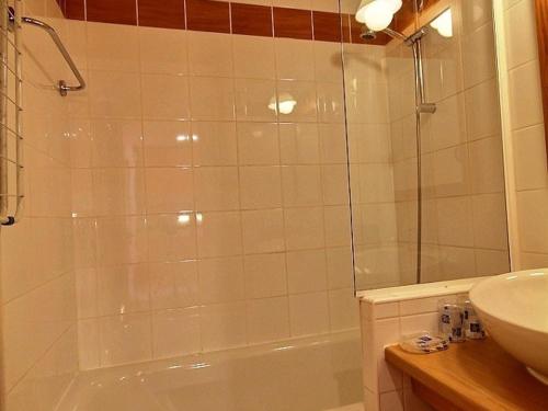 a bathroom with a shower and a sink at Studio-cabine 4 pers, proche pistes et commerces, balcon, piscine, 3 cristaux Paradiski - FR-1-455-27 in Plagne 1800
