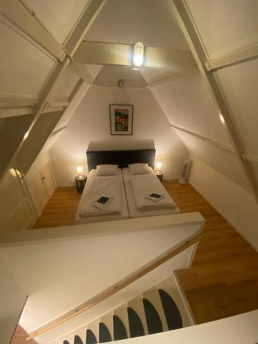 a attic room with a bed in the attic at BenBZuiderzee in Hattem