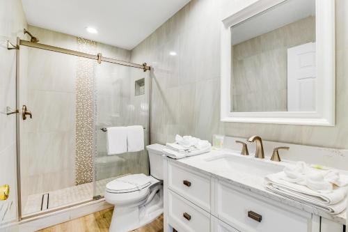 een witte badkamer met een toilet en een wastafel bij Beach Villa 1B in Holmes Beach
