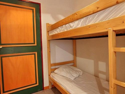 Plagne 1800にあるAppartement Plagne 1800, 2 pièces, 4 personnes - FR-1-455-112の二段ベッド2組が備わる二段ベッド付きの客室です。