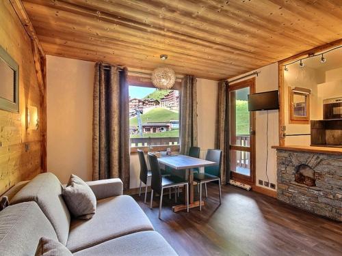 un salon avec un canapé et une table dans l'établissement Studio rénové pour 4 pers. avec balcon et accès direct aux pistes - FR-1-455-162, à Aime La Plagne