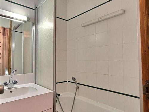une salle de bain avec douche et lavabo dans l'établissement Studio rénové pour 4 pers. avec balcon et accès direct aux pistes - FR-1-455-162, à Aime La Plagne