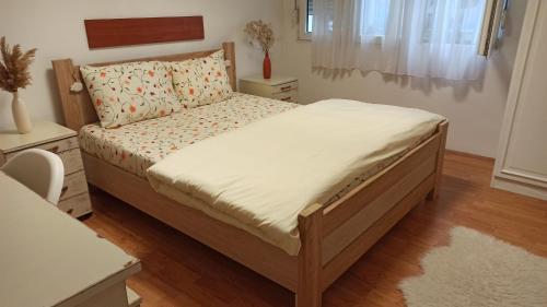 Ένα ή περισσότερα κρεβάτια σε δωμάτιο στο Martha`s place – Preko Morače
