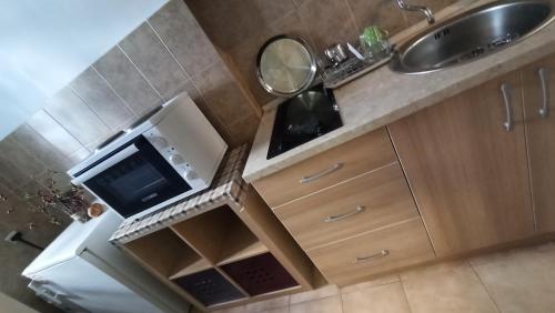 Η κουζίνα ή μικρή κουζίνα στο Martha`s place – Preko Morače