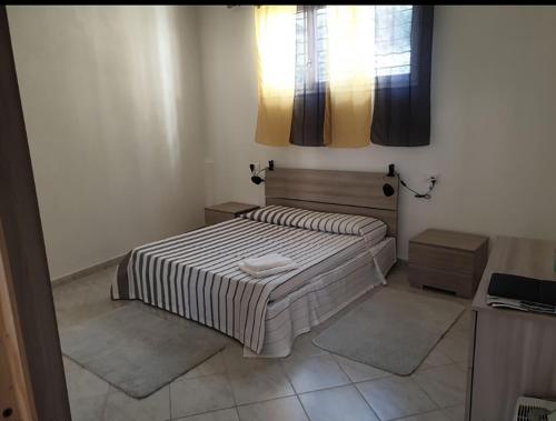 une chambre avec un lit et une fenêtre dans l'établissement calme et tranquillité et un soupir, à Menton