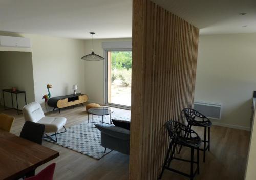 un salon avec un canapé, une table et des chaises dans l'établissement Le Coulabio Côté Soleil, Maison Lapopie 2, luxe et raffinement, à Tour-de-Faure