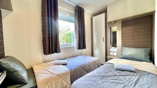 Posteľ alebo postele v izbe v ubytovaní Mobil-Home Victory Camping Siblu 4****