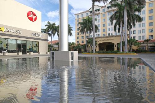 einem Pool mit Wasser vor einem Hotel in der Unterkunft Real Intercontinental Metrocentro Managua, an IHG Hotel in Managua