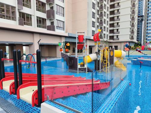 uma piscina com parque aquático com parque infantil em Bali Residences Homestay Melaka Town em Malaca