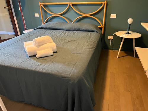 帕勞的住宿－Sardegna home luxury b&b，一间卧室配有一张床,上面有两条毛巾