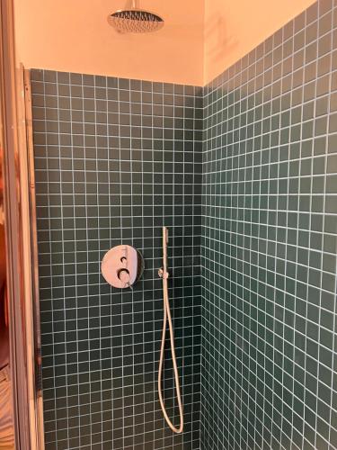 帕勞的住宿－Sardegna home luxury b&b，浴室设有绿色瓷砖墙和淋浴