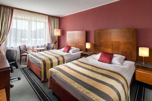 Habitación de hotel con 2 camas y ventana en Quality Hotel Brno Exhibition Centre en Brno